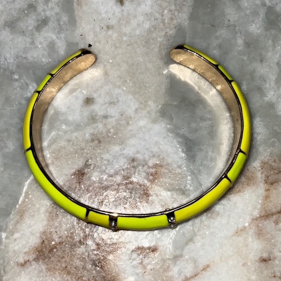 #52. VTG BRIGHT YELLOW ENAMEL GOLDTONE CUFF BRACELET W CLEAR RHINESTONE ACCENT - Picture 3 of 6